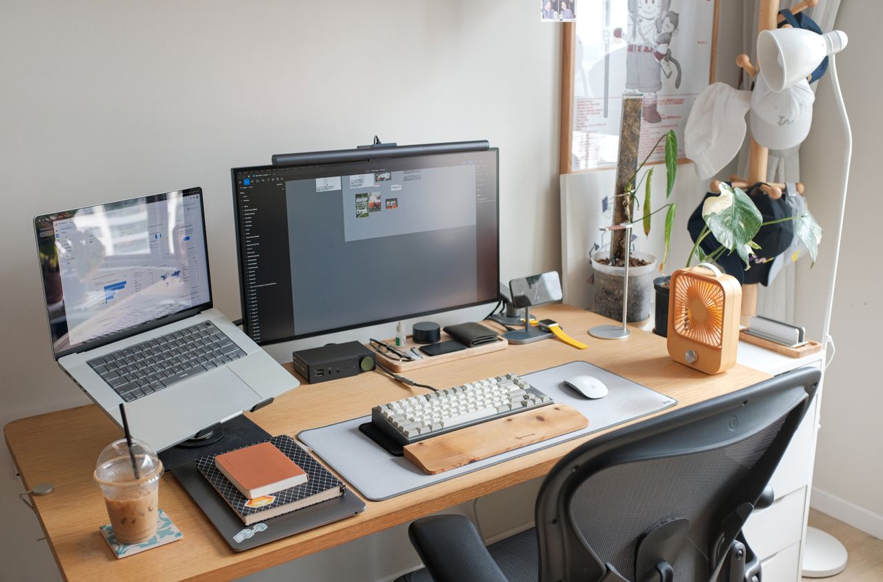 Strona główna A sleek office setup featuring a laptop, monitor, and stylish accessories enhancing productivity.